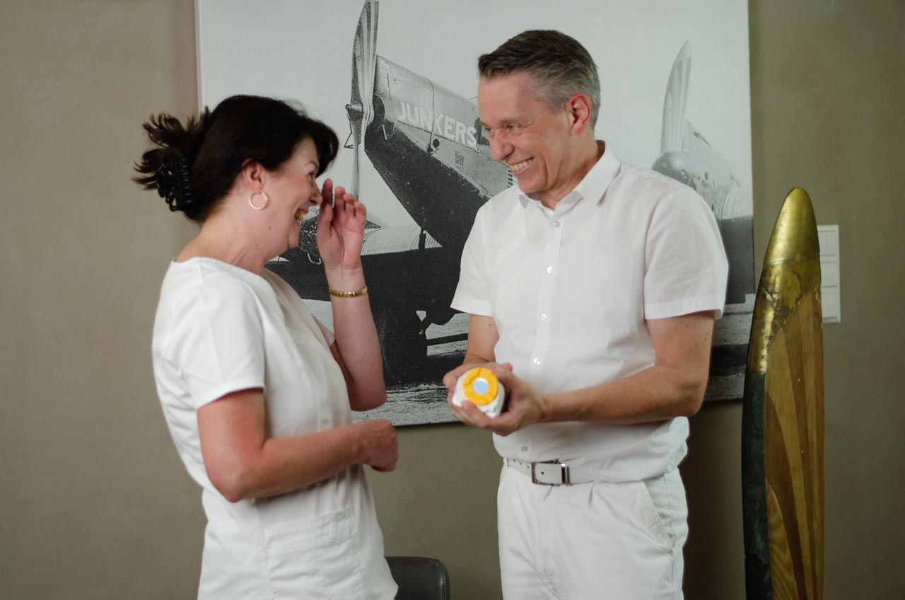 Dr. Huhn erklärt Zahntechnikerin eine Patientenarbeit.