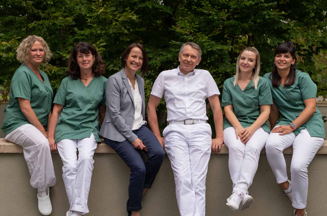 Team der Zahnarztpraxis Huhn Zahnmedizin auf der Terasse