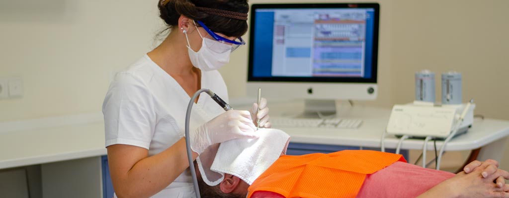 Professionelle Zahnreinigung in der Zahnarztpraxis Dr. Huhn, Dessau